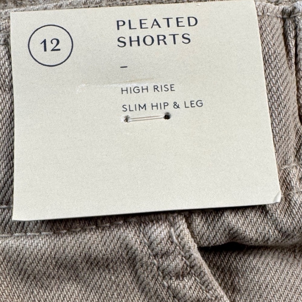 Universal Thread Khaki Pleated Shorts High Rise Slim Hip Leg Tan Size 12 NWT - Picture 3 of 7